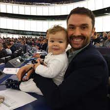 SIC Notícias: 'Deputada britânica repreendida por levar filho de três meses para debate parlamentar'