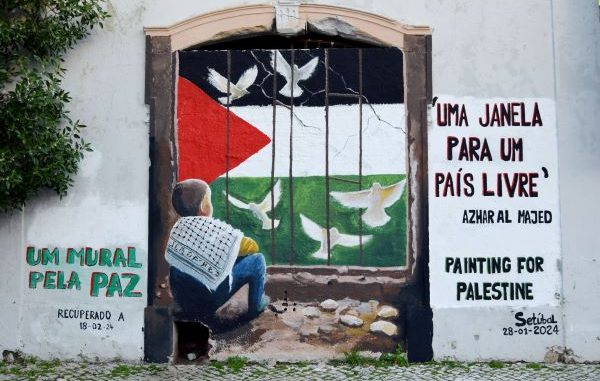 Setúbal Mais: 'Grupo de pessoas recupera mural - Uma janela para um país livre em Setúbal'.
