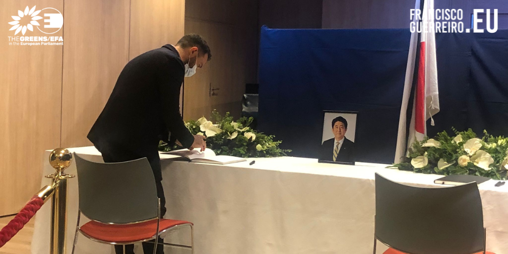 Eurodeputado Francisco Guerreiro assina Livro de Condolências de Shinzo Abe